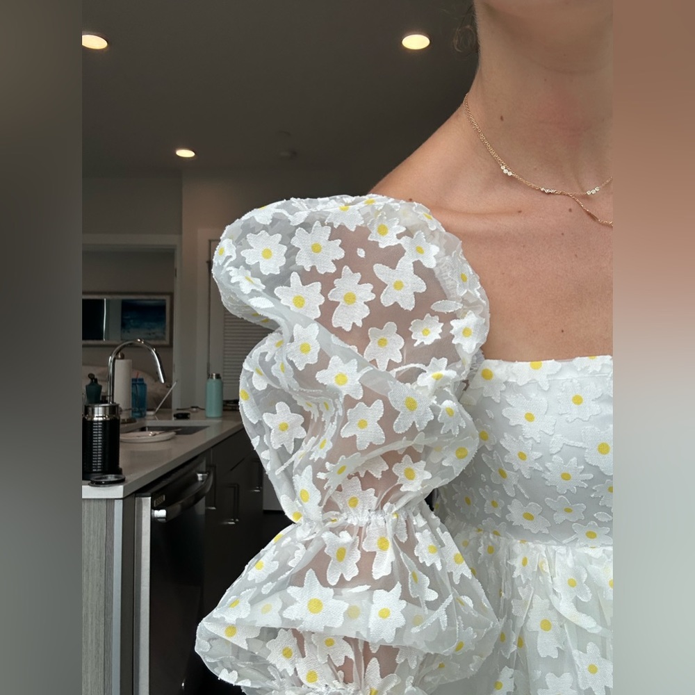 NWT Storia dress. Size S. Daisy pattern white flowers with yellow centers.